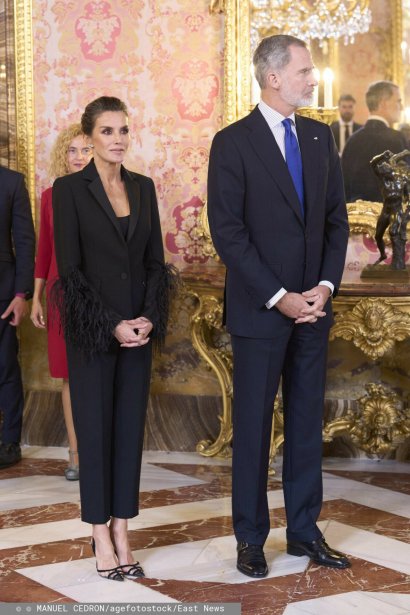 Hiszpańska monarchini najczęściej pojawia się w eleganckich kompletach...