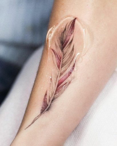 Tatuaż piórko - delikatne, subtelne, piękne i kobiece. Zobacz najlepsze propozycje!