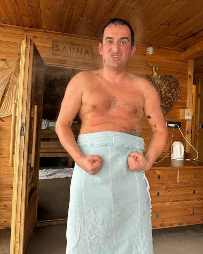 Chodzi o zdjęcia Miśka, które aktor wrzucił na swój profil na Instagramie, na których widzimy go kompletnie pozbawionego ubrań, gdy siedzi w rozkroku w saunie!