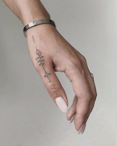 #fingerstattoo - tatuaże na palcach. Zobacz piękne projekty, warte inspiracji!