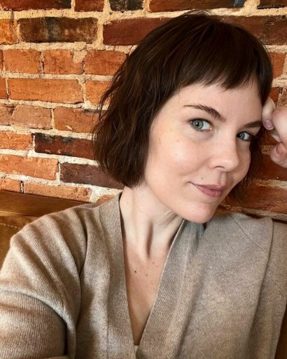 Short bob z wystrzępioną grzywką baby bangs.