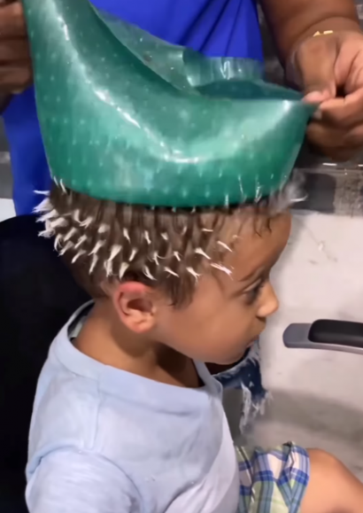Chłopiec, który trafił do jednego z salonów fryzjerskich, na pewno chciał mieć taką fryzurę, jaką zaraz zobaczycie, ale zastanawiamy się czy to nie jest za wcześnie na tak odważne stylizacje.