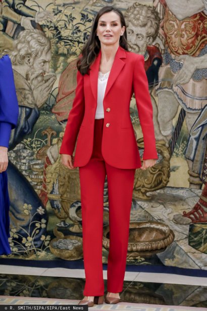 Hiszpańska monarchini uwielbia eleganckie garnitury oraz...