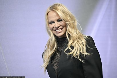 Promienna Pamela Anderson zachwyciła fenomenalną kreacji na ściance eventu? Cóż za figura!