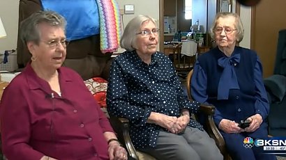 Te kadry z listopada 2021 roku obiegły świat! Frances (po lewej) liczy sobie 100 lat, Lucy (w środku) ma 102 lata, zaś Julia (po prawej) skończyła 104 lata!