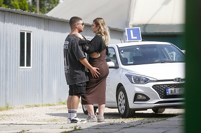 zjechała trochę niżej niż to stosowne i gładziła krągłości Angeliny. Widać, że...