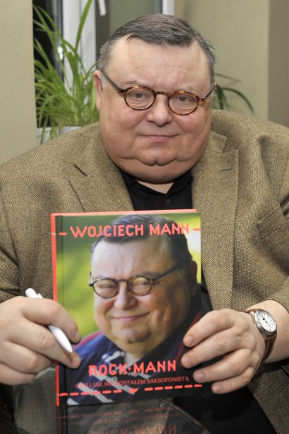 Wojciech Mann to jeden z najbardziej charyzmatycznych dziennikarzy w naszym państwie, który od ponad 50 lat zachwyca Polaków swoim głosem.