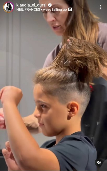 Modelka zamieściła nagranie z wizyty u fryzjera, na której widać, jak fryzjer suszy długie włosy chłopca i układa je w kitkę.