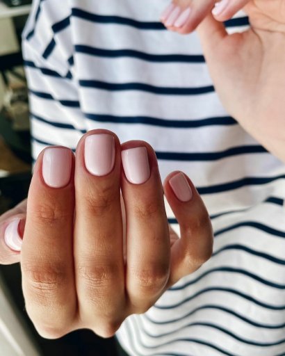 #minimalismmanicure - minimalistyczne paznokcie. Skromne, ładne i łatwe do wykonania!