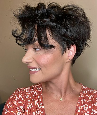 Ciekawie prezentuje się też dłuższa pixie cut z lokami, które powróciły do trendów.