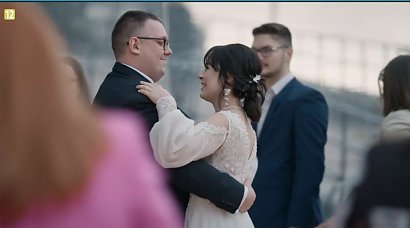 na weselu trzymać się za ręce i okazywać sobie bliskość.