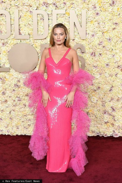 Miejsce 9:  Margot Robbie w różowej cekinowej sukience od Giorgio Armani Prive.