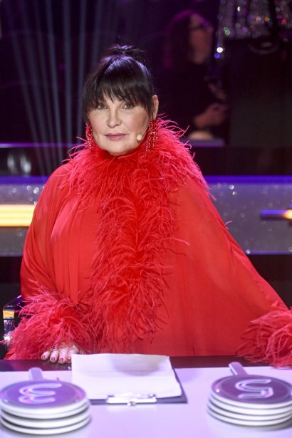 Iwona Pavlović zaprezentowała się w czerwonym oryginalnym wdzianku z piórami.