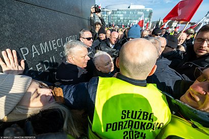 Tego dnia Jarosław Kaczyński jak zwykle razem z kolegami ze swojej partii poszedł na plac Piłsudskiego upamiętnić ofiary katastrofy z 10 kwietnia 2010 roku.