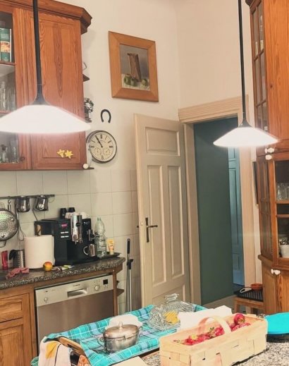 Drewniane meble aż po brzegi wypełnione są różnego rodzaju drobiazgami.
