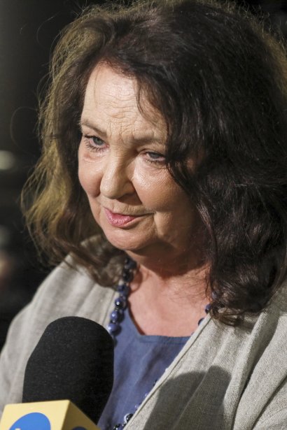 Ojciec mówił, że Anna to najpiękniejsze imię na świecie, dziadek uwielbiał powieść Królowa Krystyna, mama chciała mieć Jasia i Małgosię, a babcia Elżunię. Mama była uległa, więc w metryce zapisano wszystkie imiona po kolei, ale i tak postawiła na swoim.

Imię „Anna” aktorka zaczęła używać dopiero w liceum.